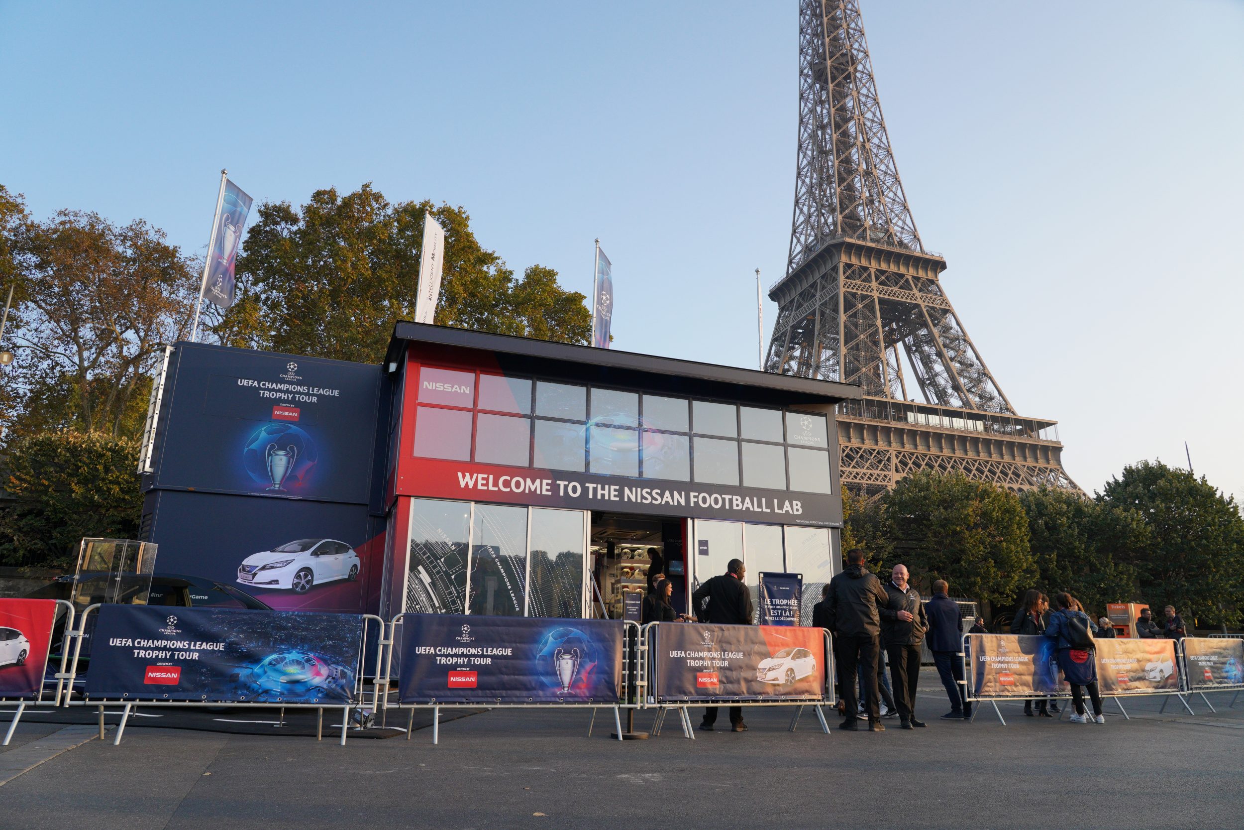 Le stand de Nissan prend place devant la Tour Eiffel